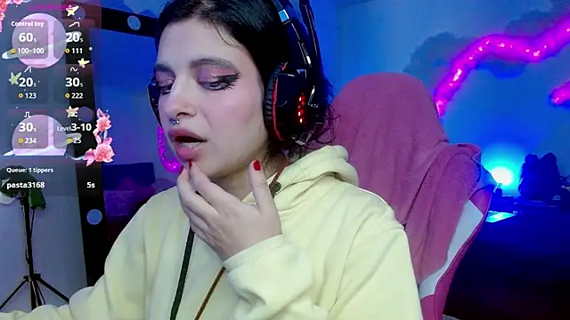 larah uwu online show from 10/21/25, 06:40