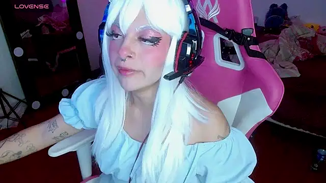 larah uwu online show from 10/24/25, 07:02