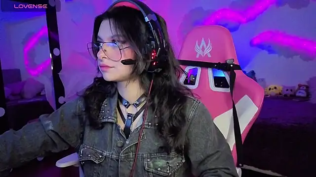 larah uwu online show from 11/13/25, 07:18