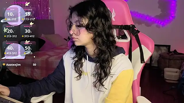 larah uwu online show from 04/28/26, 06:23
