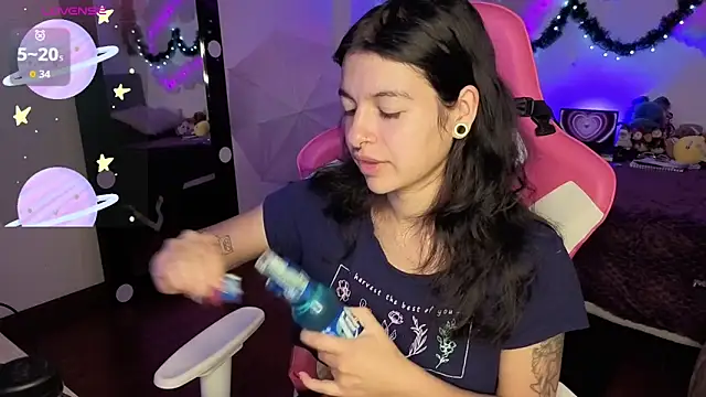 Snapshot of larah_uwu chatting on 12/20/25, 08:44 larah uwu online show from 12/20/25, 08:44