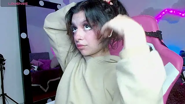 larah uwu online show from 10/23/25, 08:18