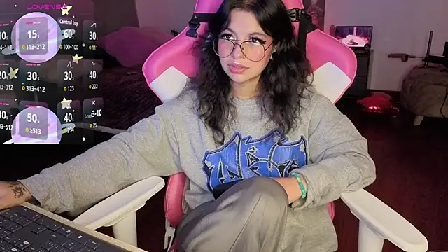 Snapshot of larah_uwu chatting on 02/16/26, 07:23 larah uwu online show from 02/16/26, 07:23