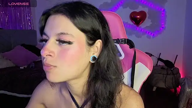 Snapshot of larah_uwu chatting on 02/20/26, 07:49 larah uwu online show from 02/20/26, 07:49