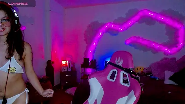 larah uwu online show from 10/27/25, 12:55