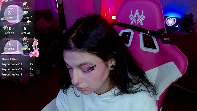 larah uwu online show from 10/27/25, 07:48