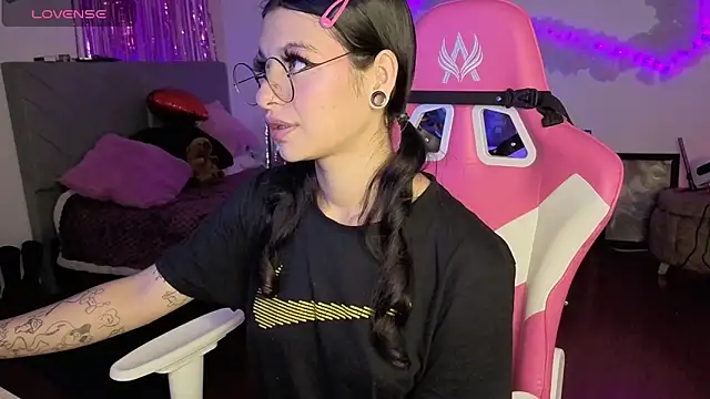 Snapshot of larah_uwu chatting on 02/26/26, 07:47 larah uwu online show from 02/26/26, 07:47