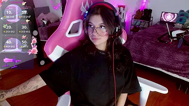 larah uwu online show from 09/29/25, 08:25