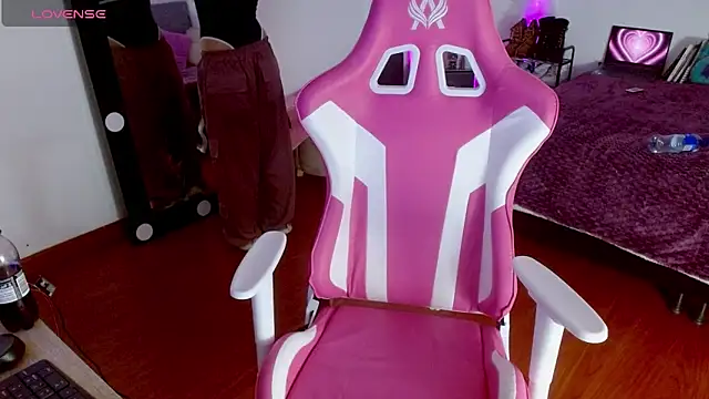 larah uwu online show from 09/10/25, 07:35