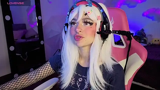 larah uwu online show from 12/02/25, 12:40