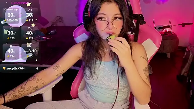 Snapshot of larah_uwu chatting on 02/05/26, 08:15 larah uwu online show from 02/05/26, 08:15