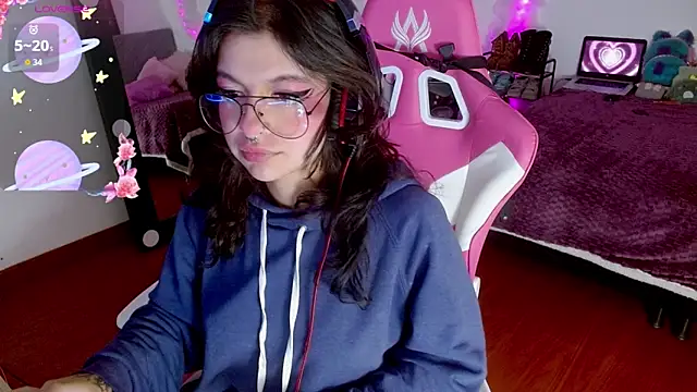 larah uwu online show from 09/30/25, 07:42