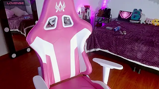 larah uwu online show from 09/21/25, 07:52