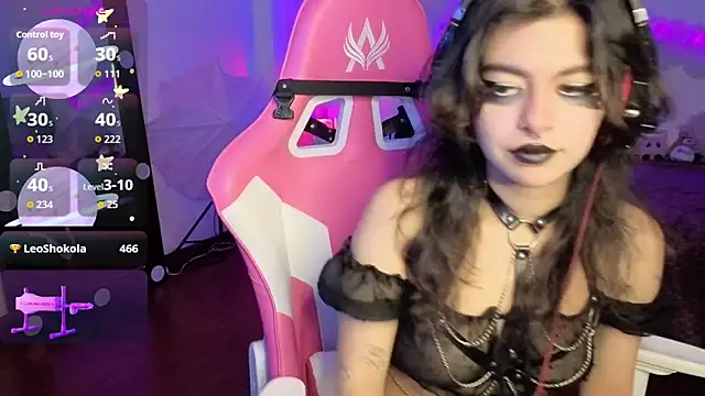 larah uwu online show from 11/18/25, 07:39