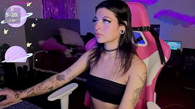 larah uwu online show from 04/07/26, 10:11