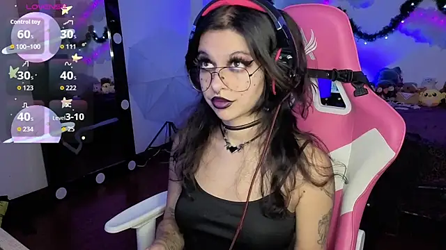 larah uwu online show from 12/16/25, 07:29