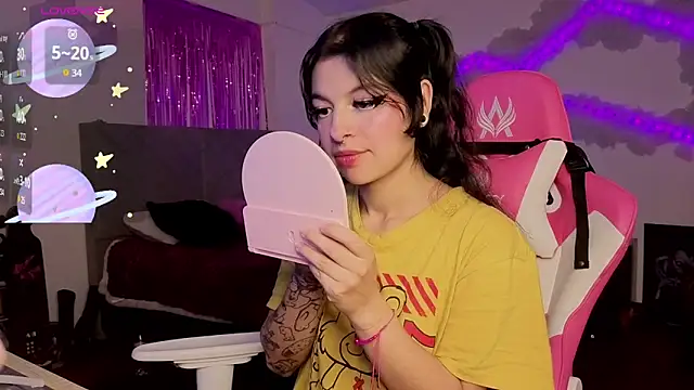 larah uwu online show from 04/14/26, 06:13