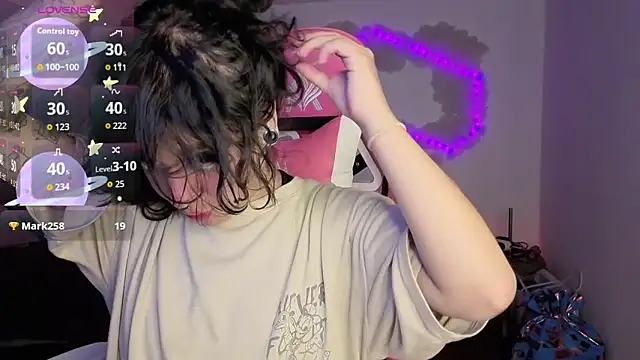 larah uwu online show from 06/01/26, 06:29