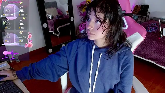 larah uwu online show from 10/01/25, 07:40