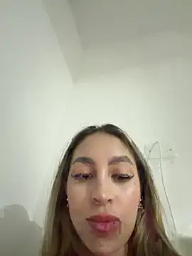 Snapshot of shannel_moss__ chatting on 04/11/26, 01:02 shannel moss online show from 04/11/26, 01:02