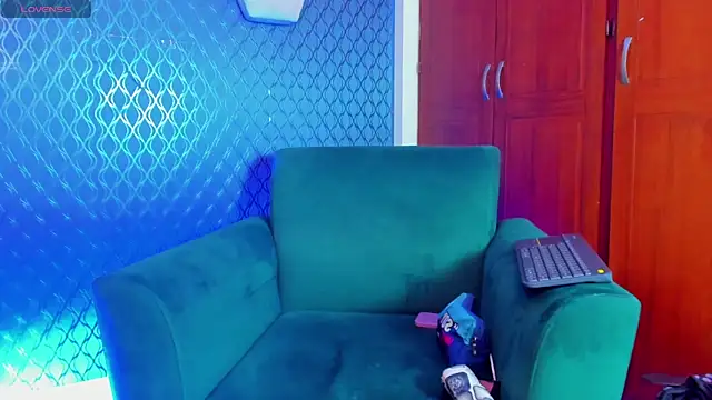 Snapshot of thania_777 chatting on 10/03/25, 09:38 thania 777 online show from 10/03/25, 09:38