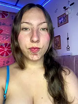 Snapshot of Tiara_19 chatting on 10/20/25, 10:32 Tiara 19 online show from 10/20/25, 10:32