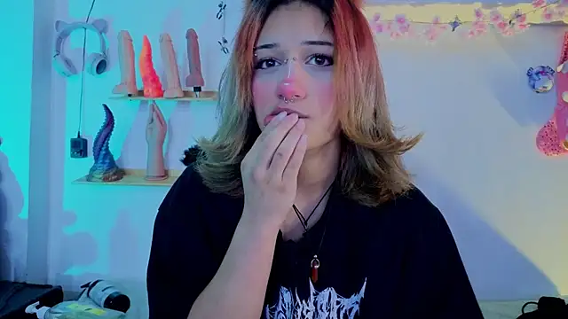 zoelight18 online show from 12/14/25, 07:41