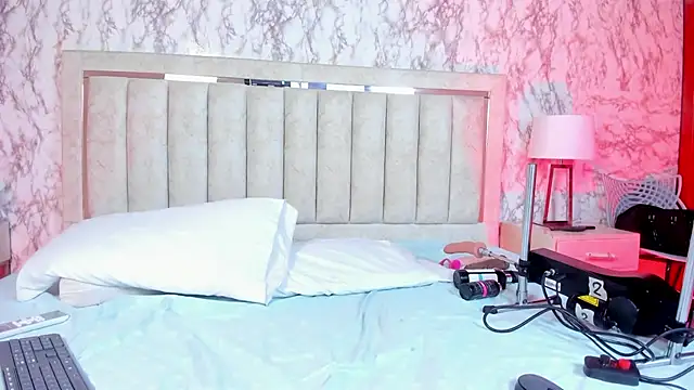 AlaiaMoretti online show from 11/25/25, 01:17