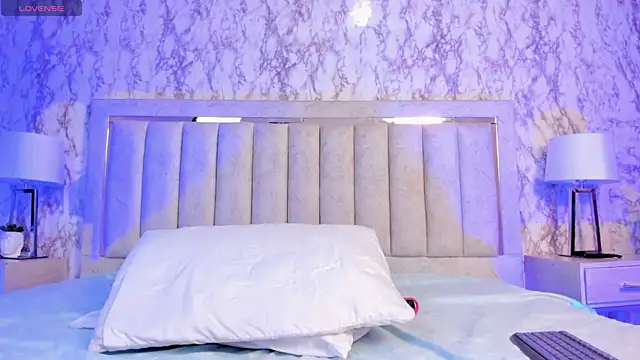 AlaiaMoretti online show from 10/26/25, 05:41