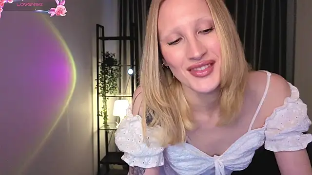 Snapshot of BiancaHelo chatting on 10/18/25, 02:41 BiancaHelo online show from 10/18/25, 02:41