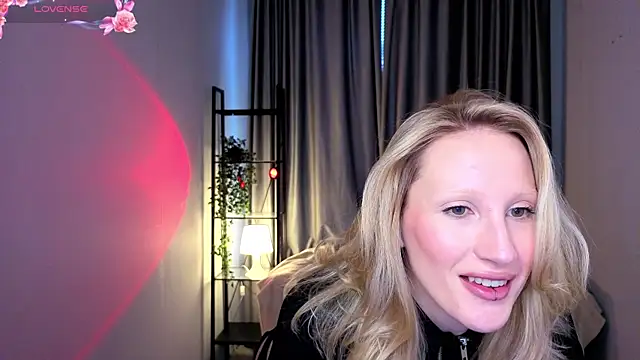 Snapshot of BiancaHelo chatting on 10/21/25, 01:43 BiancaHelo online show from 10/21/25, 01:43