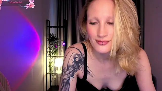 Snapshot of BiancaHelo chatting on 10/22/25, 01:54 BiancaHelo online show from 10/22/25, 01:54