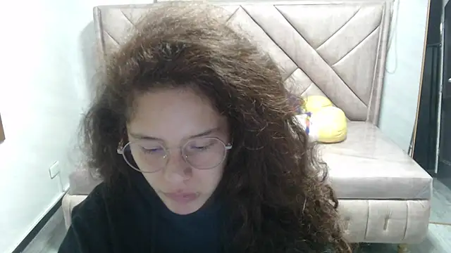 Snapshot of Velvet_Moon_V chatting on 11/11/25, 01:17 Velvet Moon V online show from 11/11/25, 01:17