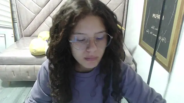 Snapshot of Velvet_Moon_V chatting on 11/25/25, 01:11 Velvet Moon V online show from 11/25/25, 01:11