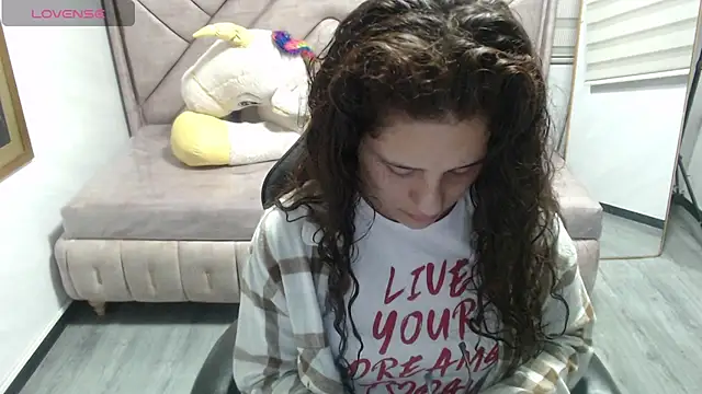 Snapshot of Velvet_Moon_V chatting on 12/17/25, 01:16 Velvet Moon V online show from 12/17/25, 01:16