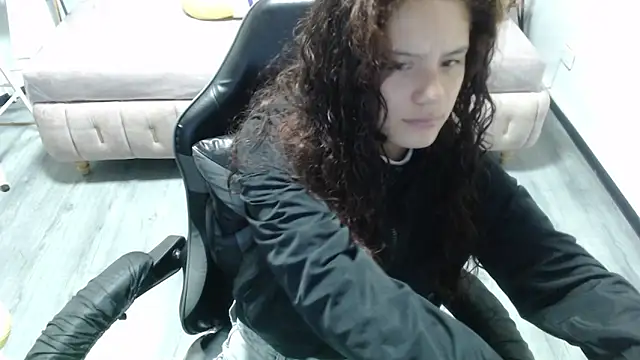 Snapshot of Velvet_Moon_V chatting on 11/18/25, 01:03 Velvet Moon V online show from 11/18/25, 01:03