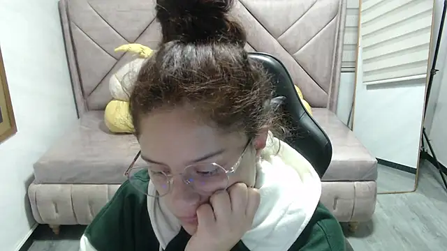 Snapshot of Velvet_Moon_V chatting on 12/16/25, 01:15 Velvet Moon V online show from 12/16/25, 01:15