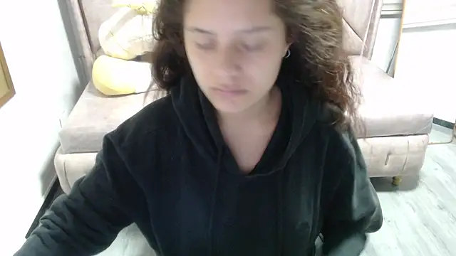 Snapshot of Velvet_Moon_V chatting on 12/20/25, 01:25 Velvet Moon V online show from 12/20/25, 01:25