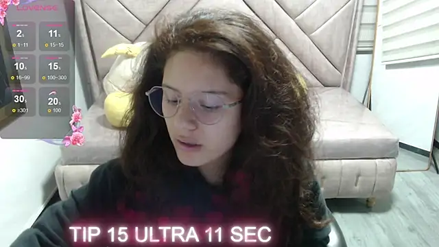 Snapshot of Velvet_Moon_V chatting on 12/19/25, 01:13 Velvet Moon V online show from 12/19/25, 01:13