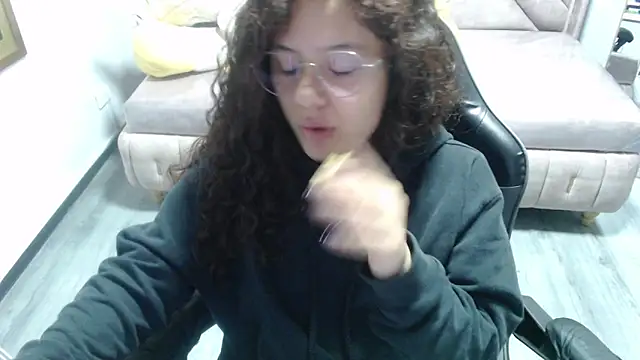 Snapshot of Velvet_Moon_V chatting on 11/04/25, 01:37 Velvet Moon V online show from 11/04/25, 01:37