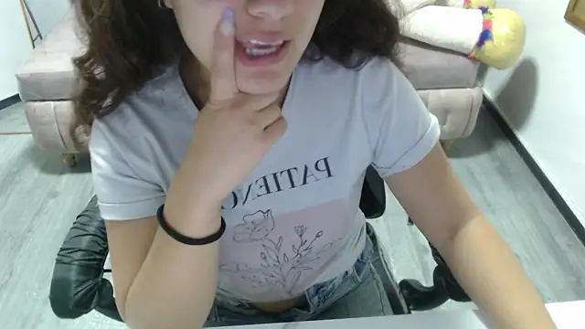 Snapshot of Velvet_Moon_V chatting on 10/27/25, 01:12 Velvet Moon V online show from 10/27/25, 01:12