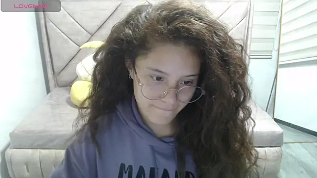 Snapshot of Velvet_Moon_V chatting on 01/08/26, 01:06 Velvet Moon V online show from 01/08/26, 01:06