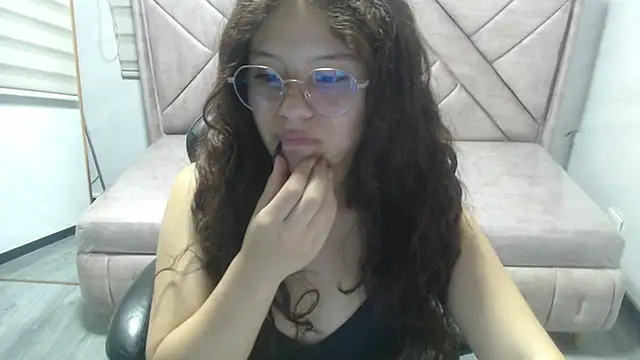 Snapshot of Velvet_Moon_V chatting on 03/03/26, 07:43 Velvet Moon V online show from 03/03/26, 07:43