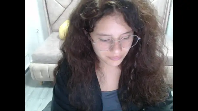 Snapshot of Velvet_Moon_V chatting on 10/28/25, 01:32 Velvet Moon V online show from 10/28/25, 01:32