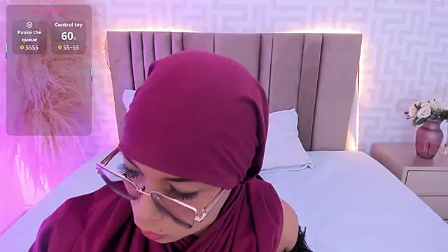 naishaa  online show from 03/18/26, 07:04