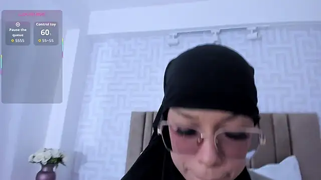 Snapshot of naishaa_ chatting on 12/19/25, 06:43 naishaa online show from 12/19/25, 06:43