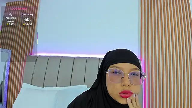 naishaa  online show from 10/31/25, 11:29