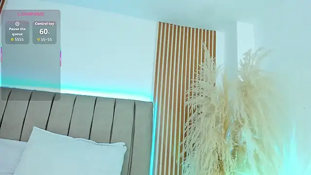 naishaa  online show from 11/15/25, 06:34