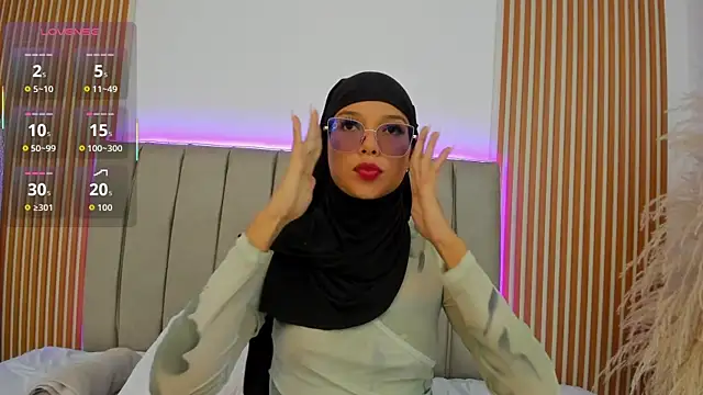 naishaa  online show from 11/17/25, 06:01