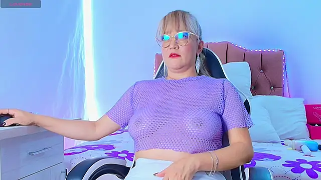 Snapshot of naomi_diamond_ chatting on 04/21/26, 03:29 naomi diamond online show from 04/21/26, 03:29